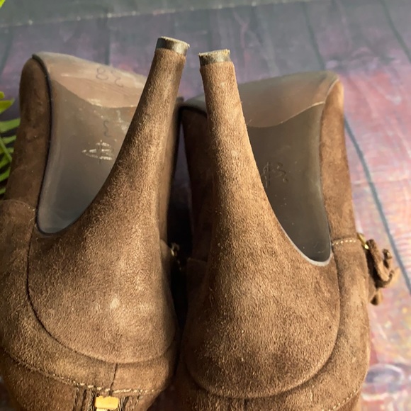 B Makowsky Suede Bold Gold Chain Link Heeled Booties - Picture 9 of 12